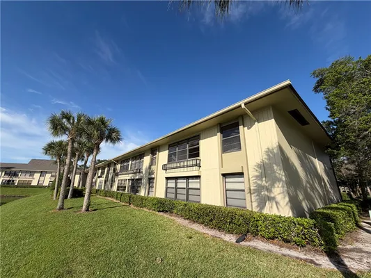 Property Slideshow image 2 of 35 | 31 plantation dr 201, Vero Beach, FL, 32966