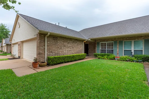 Property Slideshow image 3 of 42 | 3535 teakwood dr, Pearland, TX, 77584