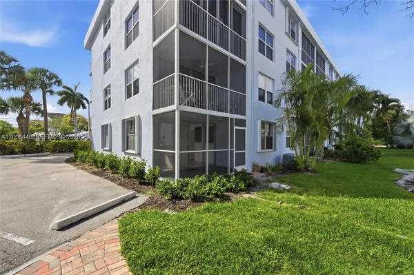 Property Slideshow image 2 of 44 | 2000 s federal hwy 109, Boynton Beach, FL, 33435