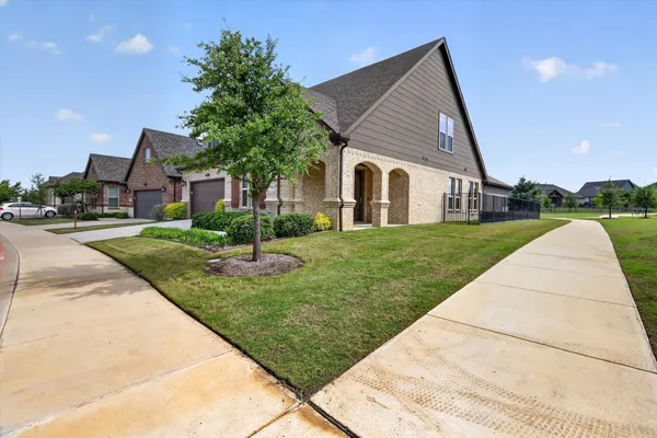 Property Slideshow image 2 of 37 | 7533 vista bella way, Fort Worth, TX, 76123