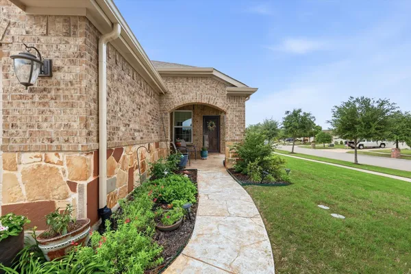 Property Slideshow image 2 of 17 | 2112 beachfront dr, Frisco, TX, 75036