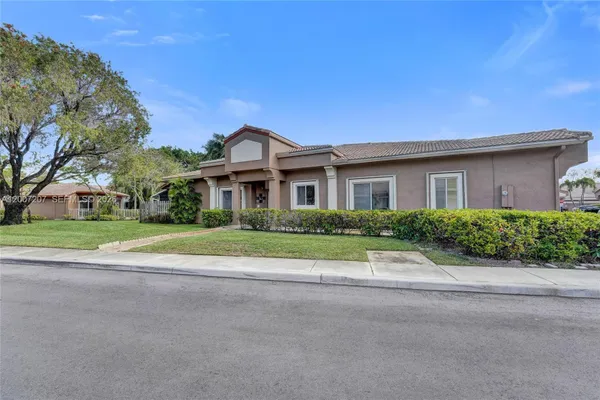 Property Slideshow image 2 of 28 | 10131 lombardy dr, Tamarac, FL, 33321