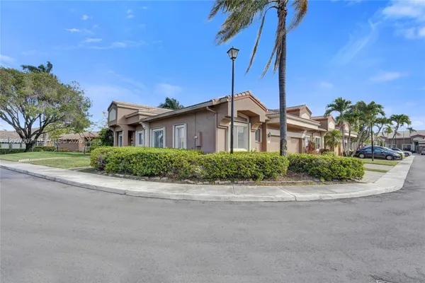 Property Slideshow image 3 of 28 | 10131 lombardy dr, Tamarac, FL, 33321