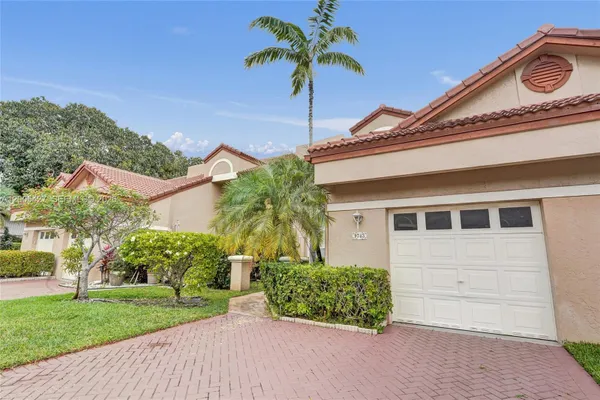Property Slideshow image 3 of 42 | 9743 malvern dr, Tamarac, FL, 33321