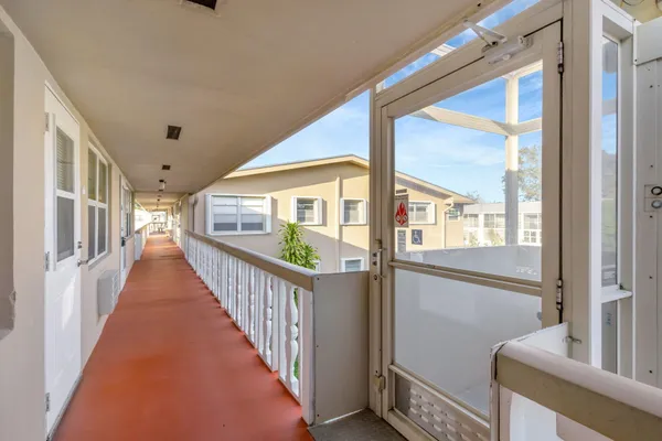 Property Slideshow image 3 of 35 | 121 bedford e, West Palm Beach, FL, 33417