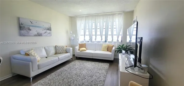 Property Slideshow image 2 of 20 | 2200 park ln 302, Hollywood, FL, 33021