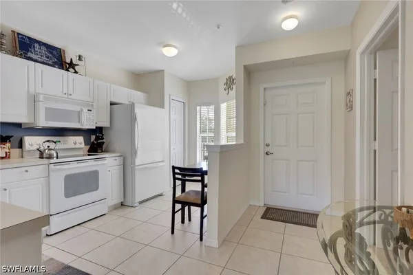Property Slideshow image 2 of 26 | 9175 celeste dr 303, Naples, FL, 34113