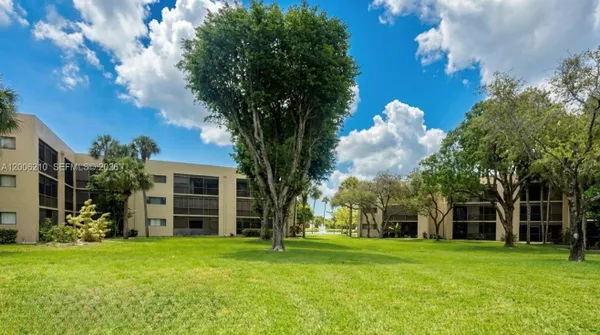 Property Slideshow image 2 of 23 | 5190 las verdes cir 115, Delray Beach, FL, 33484