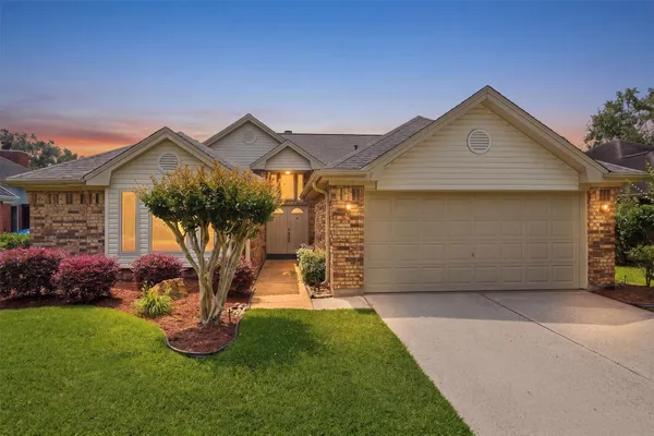 Property Slideshow image 2 of 32 | 3206 n peach hollow cir, Pearland, TX, 77584