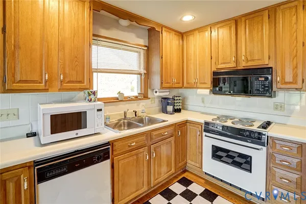 Property Slideshow image 3 of 18 | 4908 breckstone pl, North Chesterfield, VA, 23234