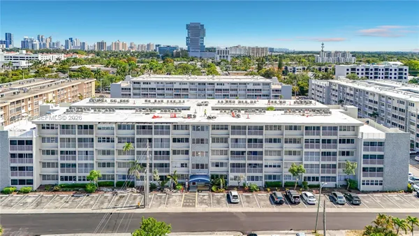 Property Slideshow image 2 of 52 | 330 se 2nd st 305e, Hallandale Beach, FL, 33009