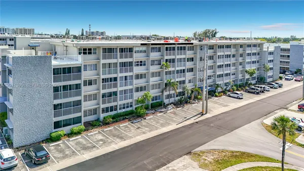 Property Slideshow image 3 of 52 | 330 se 2nd st 305e, Hallandale Beach, FL, 33009