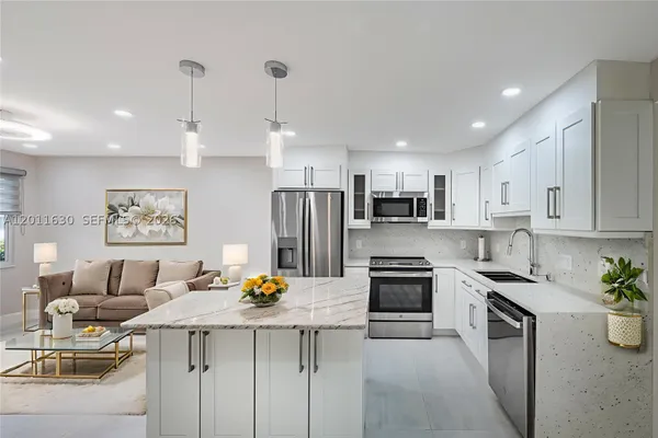 Property Slideshow image 3 of 16 | 102 e upminster e 102, Deerfield Beach, FL, 33442