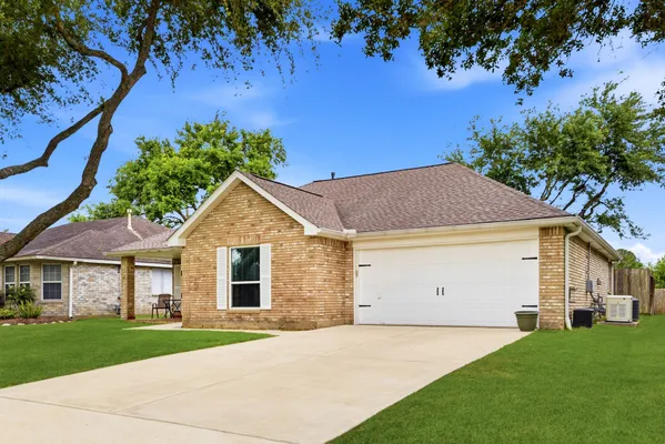 Property Slideshow image 3 of 39 | 2622 s peach hollow cir, Pearland, TX, 77584
