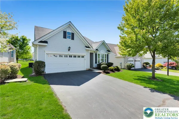 Property Slideshow image 2 of 38 | 2088 kingsview rd, Lower Macungie Twp, PA, 18062
