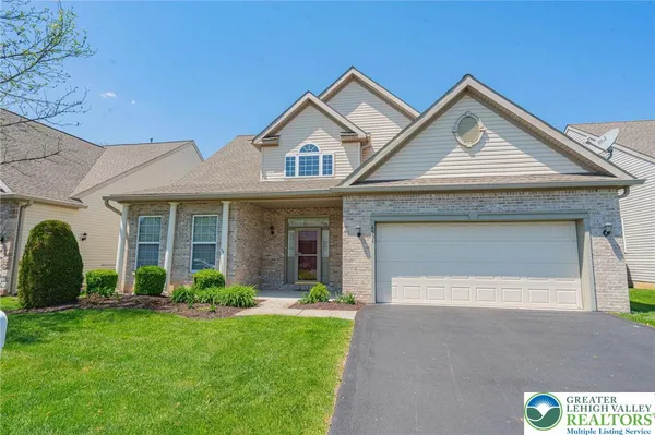 Property Slideshow image 2 of 49 | 6634 blue heather ct, Lower Macungie Twp, PA, 18062