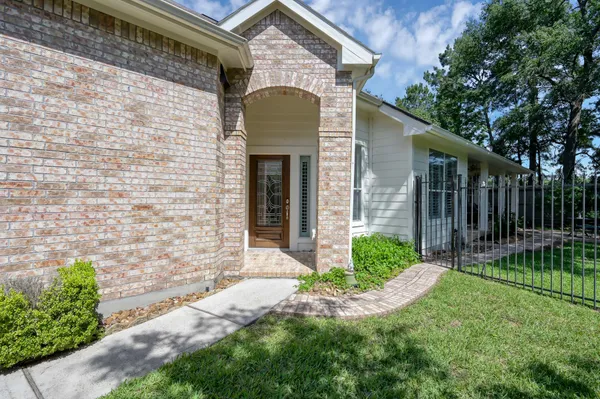 Property Slideshow image 3 of 38 | 2 gleneden ct, Conroe, TX, 77384