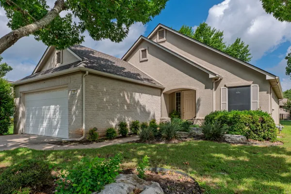 Property Slideshow image 2 of 30 | 120 beautybush trl, Georgetown, TX, 78633