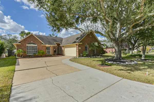 Property Slideshow image 2 of 36 | 3810 e peach hollow cir, Pearland, TX, 77584
