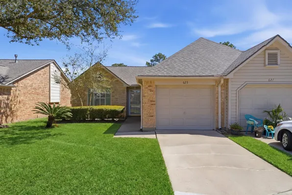 Property Slideshow image 2 of 32 | 623 e country grove cir, Pearland, TX, 77584