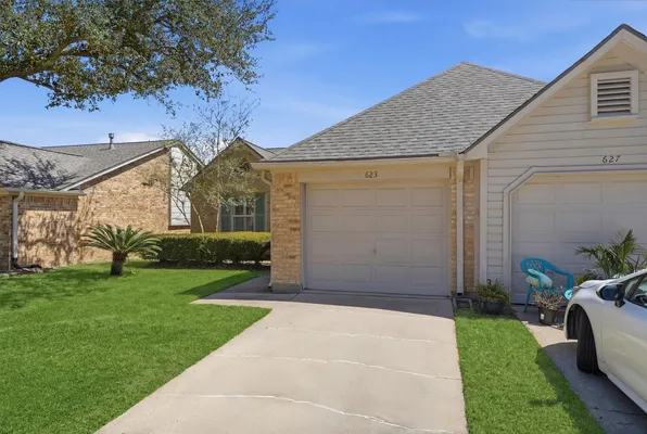 Property Slideshow image 3 of 32 | 623 e country grove cir, Pearland, TX, 77584