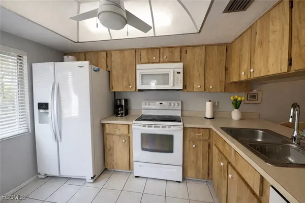 Property Slideshow image 2 of 19 | 11610 caravel cir 104, Fort Myers, FL, 33908