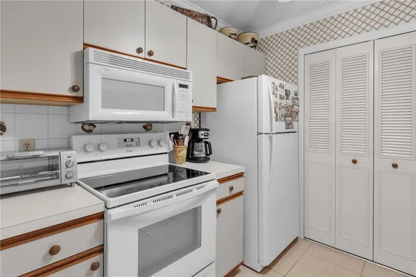 Property Slideshow image 2 of 36 | 37 plantation dr 204, Vero Beach, FL, 32966