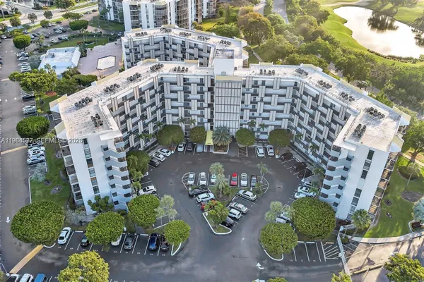 Property Slideshow image 2 of 12 | 20500 w country club dr 715, Aventura, FL, 33180