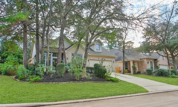 Property Slideshow image 3 of 30 | 135 e northcastle cir, Conroe, TX, 77384