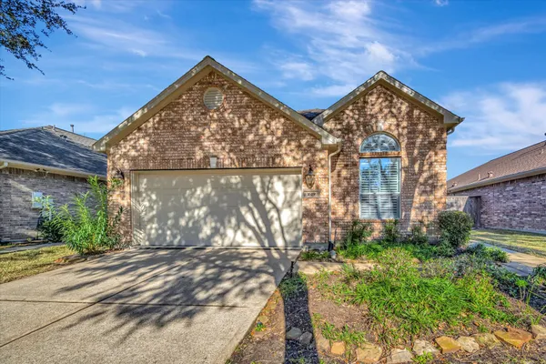 Property Slideshow image 2 of 50 | 1619 berlino dr, Pearland, TX, 77581