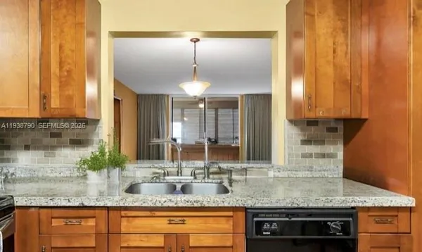 Property Slideshow image 2 of 23 | 1024 se 3rd ave 304, Dania Beach, FL, 33004