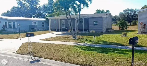 Property Slideshow image 2 of 25 | 133 belle isle cir, Naples, FL, 34112