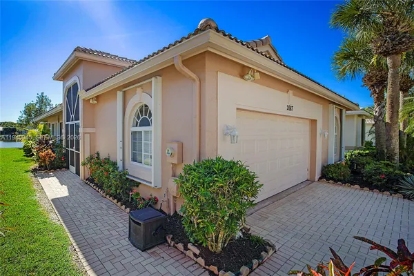 Property Slideshow image 2 of 31 | 2687 clipper cir, West Palm Beach, FL, 33411