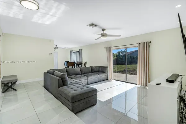 Property Slideshow image 2 of 32 | 10010 nw 71st pl, Tamarac, FL, 33321