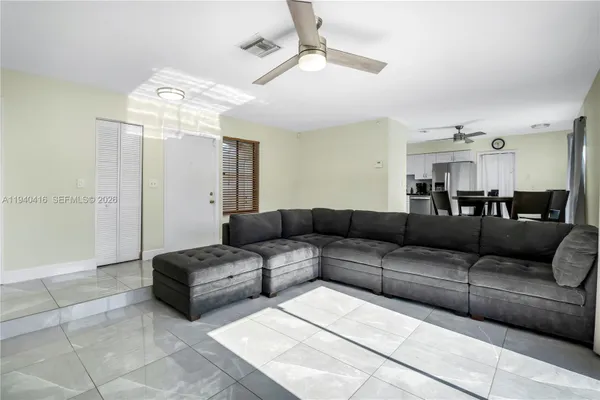 Property Slideshow image 3 of 32 | 10010 nw 71st pl, Tamarac, FL, 33321