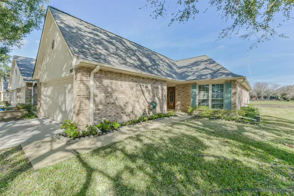 Property Slideshow image 2 of 36 | 927 woodfern glen ln, Pearland, TX, 77584