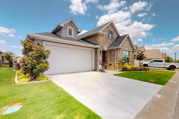 Property Slideshow image 3 of 40 | 9604 creekwood dr, Denton, TX, 76207