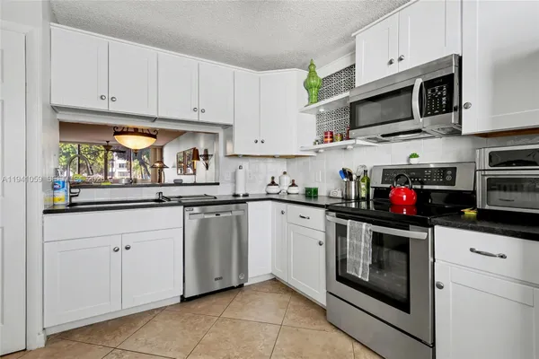 Property Slideshow image 3 of 17 | 6698 10th ave 118, Lake Worth, FL, 33467