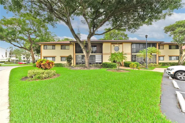 Property Slideshow image 2 of 32 | 10959 w clairmont cir 211, Tamarac, FL, 33321