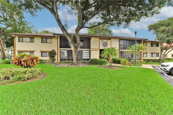Property Slideshow image 3 of 32 | 10959 w clairmont cir 211, Tamarac, FL, 33321