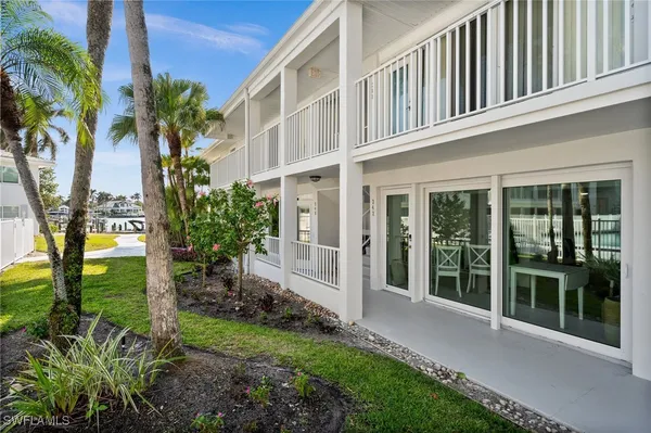 Property Slideshow image 2 of 35 | 342 harbour dr # 342, Naples, FL, 34103