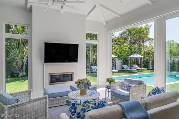 Property Slideshow image 2 of 30 | 680 wedge dr, Naples, FL, 34103