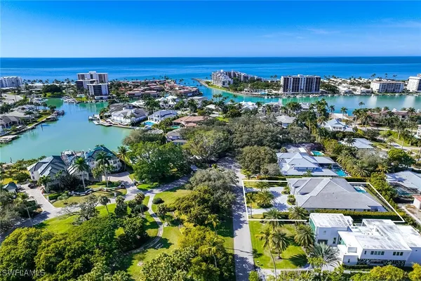 Property Slideshow image 2 of 50 | 375 bow line dr, Naples, FL, 34103