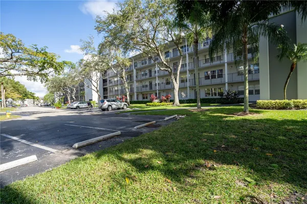 Property Slideshow image 3 of 77 | 251 sw 132nd way 117h, Pembroke Pines, FL, 33027