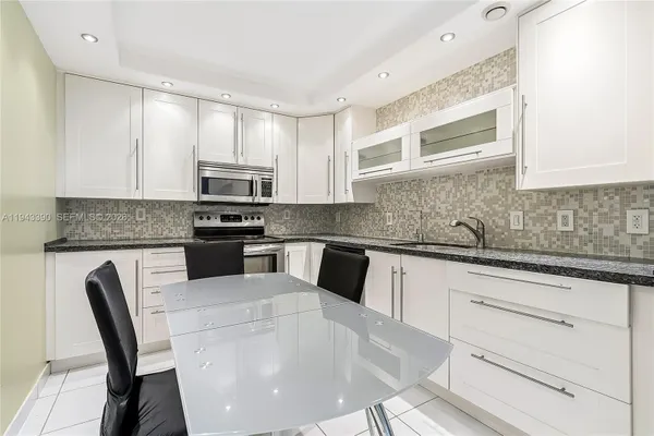 Property Slideshow image 2 of 50 | 1890 s ocean dr apt 1907, Hallandale Beach, FL, 33009