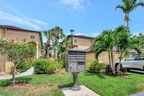 Property Slideshow image 3 of 33 | 190 vintage cir 202, Naples, FL, 34119