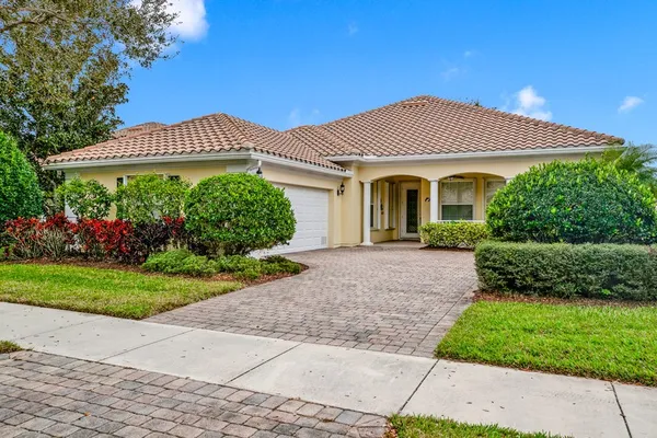 Property Slideshow image 2 of 36 | 5468 barbados sq, Vero Beach, FL, 32967