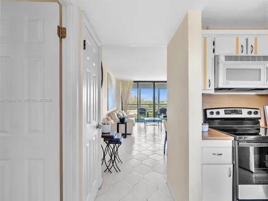 Property Slideshow image 2 of 40 | 20400 w country club dr 817, Aventura, FL, 33180