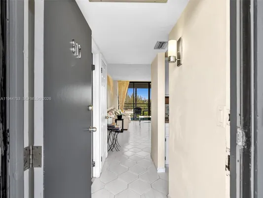 Property Slideshow image 3 of 40 | 20400 w country club dr 817, Aventura, FL, 33180