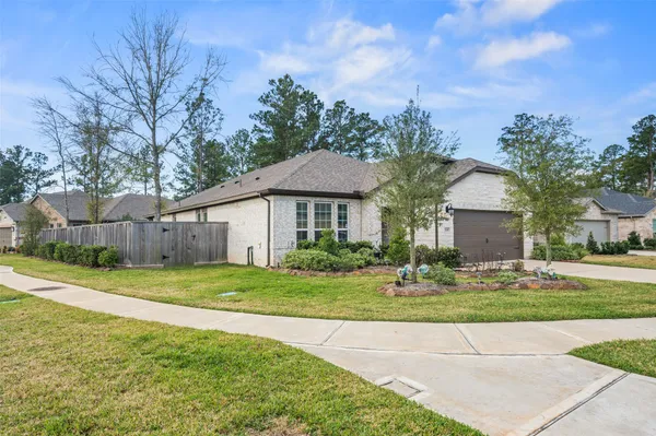 Property Slideshow image 2 of 40 | 305 royal lily trl, Montgomery, TX, 77316